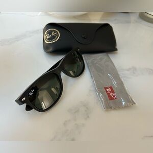 RayBan New Wayfarers - RB2132 - Rubber Black/Green Lenses